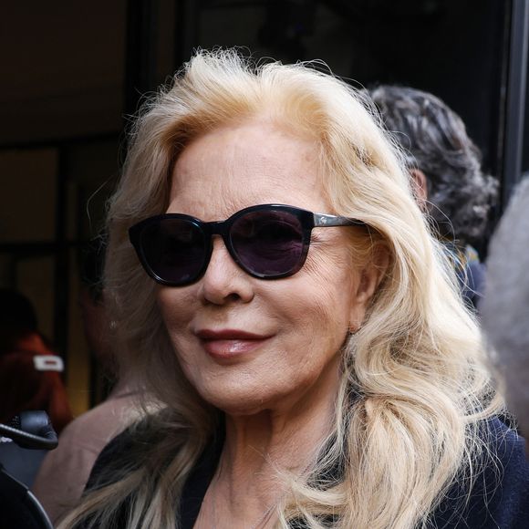 Sylvie Vartan - Les célébrités arrivent au défilé Stéphane Rolland à la Salle Pleyel, "Collection Haute Couture Printemps/Eté 2025" lors de la Fashion Week de Paris (PFW), le 28 janvier 2025. 
© Denis Guignebourg / Bestimage