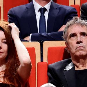 Julien Clerc et sa compagne Hélène Grémillon pendant la cérémonie de remise du prix lumière à I.Huppert lors de la 16ème édition du Festival Lumière à l'Amphithéâtre - Centre de Congrès à Lyon, France, le 18 octobre 2024. © Dominique Jacovides/Bestimage