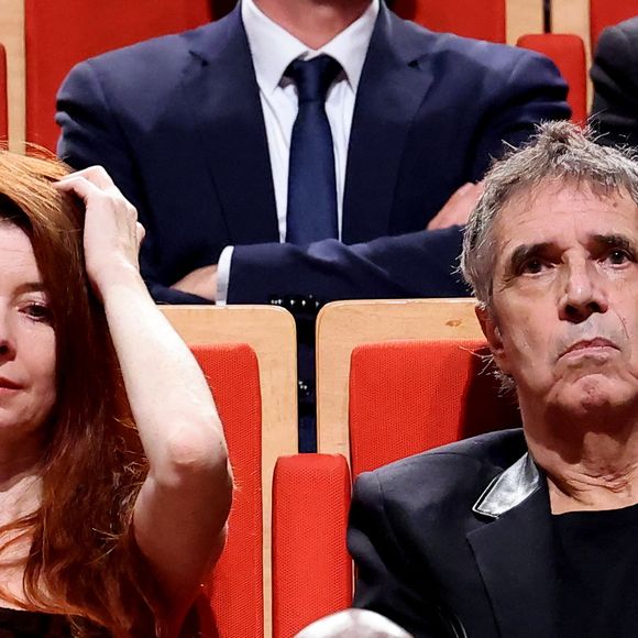 Julien Clerc et sa compagne Hélène Grémillon pendant la cérémonie de remise du prix lumière à I.Huppert lors de la 16ème édition du Festival Lumière à l'Amphithéâtre - Centre de Congrès à Lyon, France, le 18 octobre 2024. © Dominique Jacovides/Bestimage