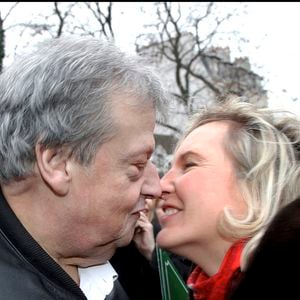 Guy Carlier et son épouse, Josephine Dard - Inauguration du jardin Frederic Dard situé sur la Butte Montmartre dans le 18eme arrondissement de Paris par Daniel Vaillant et Christophe Girard, adjoint à la culture.