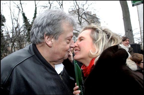 Guy Carlier et son épouse, Josephine Dard - Inauguration du jardin Frederic Dard situé sur la Butte Montmartre dans le 18eme arrondissement de Paris par Daniel Vaillant et Christophe Girard, adjoint à la culture.
