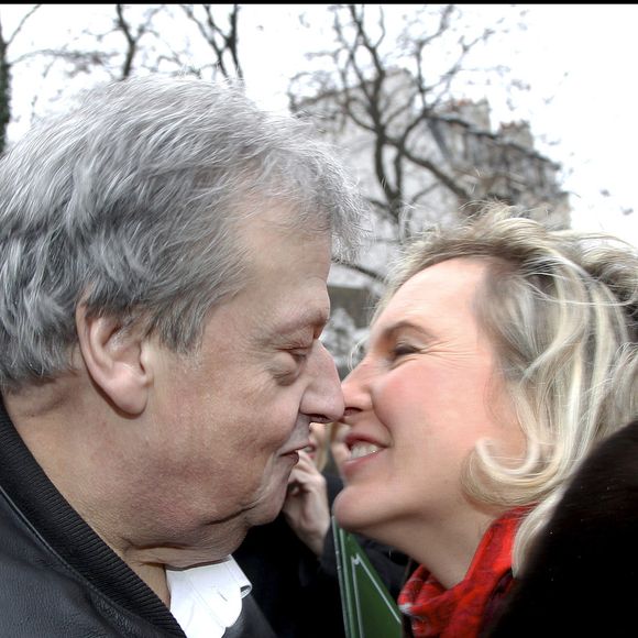 Guy Carlier et son épouse, Josephine Dard - Inauguration du jardin Frederic Dard situé sur la Butte Montmartre dans le 18eme arrondissement de Paris par Daniel Vaillant et Christophe Girard, adjoint à la culture.