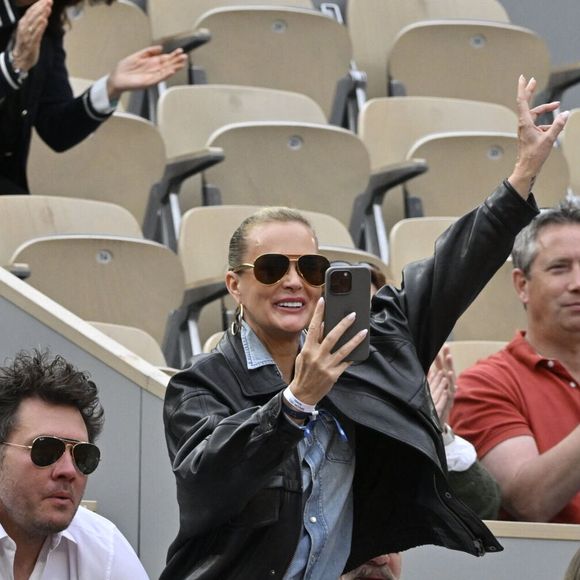 Laeticia Hallyday et son compagnon Frédéric Suant très amoureux dans les tribunes lors des Internationaux de France de Tennis de Roland Garros 2025, à Paris, France, le 26 mai 2025. © Chryslene Caillaud/PsnewZ/Bestimage