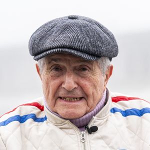 Claude Lelouch - C.Lelouch et F.Allain ("Vintage Mecanic") fêtent le 60ème anniversaire du tournage du film "Un homme et une femme" à l'Autodrome de Linas-Montlhéry, le 11 décembre 2025. 
Pierre Perusseau / Bestimage