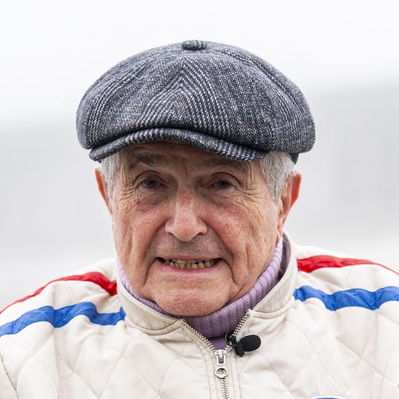 Claude Lelouch - C.Lelouch et F.Allain ("Vintage Mecanic") fêtent le 60ème anniversaire du tournage du film "Un homme et une femme" à l'Autodrome de Linas-Montlhéry, le 11 décembre 2025. 
Pierre Perusseau / Bestimage