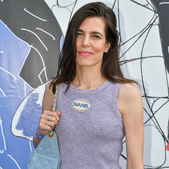 Enfin, elle a encouragé les jeunes diplômés à rester ouverts à l’inattendu et à suivre leur désir.

Exclusif - Charlotte Casiraghi à l’espace VIP au Longines Paris Eiffel Jumping au pied de la Tour Eiffel sur le Champ-de-Mars à Paris, France, le 21 juin 2025. © Perusseau-Veeren/Bestimage