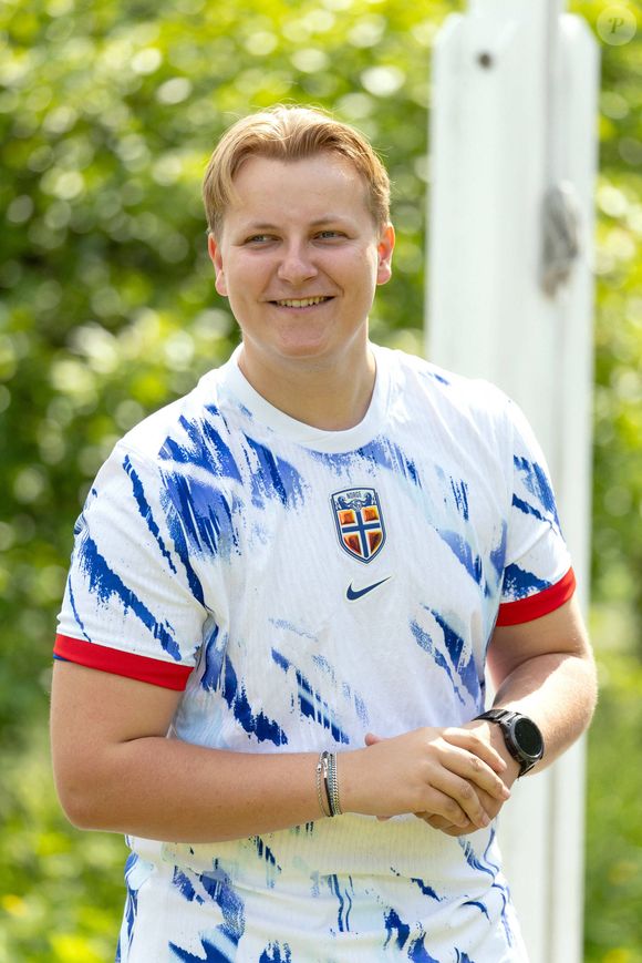 Le fils de Mette-Marit a quitté la Norvège pour se rendre dans un autre pays.

Le Prince Sverre Magnus lors  tournoi de football entre l'équipe Skaugum et Asker Unified, Furuset Regnbuen et Strømsgodset TI au stade Skaugum à Asker, Norvège. Photo by Dana Press / Bestimage