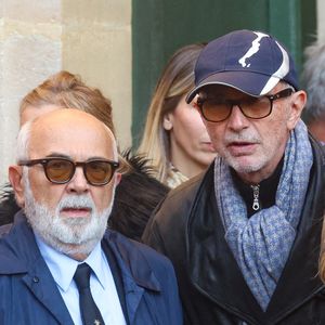 Thierry Lhermitte, Gérard Jugnot, et son fils Arthur Jugnot - Sortie des Obsèques de Michel Blanc en l'église Saint-Eustache à Paris, le 10 octobre 2024. 
© Moreau / Jacovides / Bestimage