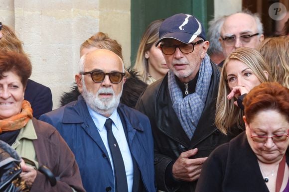 Thierry Lhermitte, Gérard Jugnot, et son fils Arthur Jugnot - Sortie des Obsèques de Michel Blanc en l'église Saint-Eustache à Paris, le 10 octobre 2024. 
© Moreau / Jacovides / Bestimage