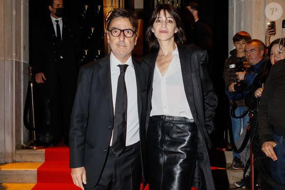 Yvan Attal et sa compagne Charlotte Gainsbourg - Arrivées à la 10ème édition du "Global Gift Gala 2022" au Four Seasons Hotel George V à Paris le 19 novembre 2022. © Christophe Clovis / Bestimage