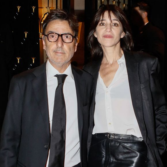 Yvan Attal et sa compagne Charlotte Gainsbourg - Arrivées à la 10ème édition du "Global Gift Gala 2022" au Four Seasons Hotel George V à Paris le 19 novembre 2022. © Christophe Clovis / Bestimage