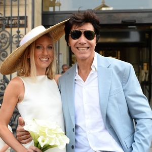 Les jeunes mariés, Jean-Luc Lahaye et sa femme Paola (Lahaye-Aubin) à la sortie de la mairie du 18ème arrondissement de Paris - J.L.Lahaye s'est marié en secondes noces avec sa compagne P.Aubin à la mairie du 18ème arrondissement de Paris, le 2 juillet 2025. Des célébrités ont répondu à l'invitation, dont F.Lalanne qui a fait le déplacement spécialement pour l'occasion depuis Aix-en-Provence. Toutefois, la grande absente à cet événement est Margaux, une des deux filles du marié, paraplégique après une chute du 2ème étage de son appartement parisien survenue en 2019. Agence / Bestimage