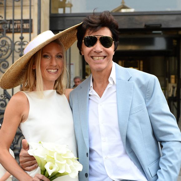 Les jeunes mariés, Jean-Luc Lahaye et sa femme Paola (Lahaye-Aubin) à la sortie de la mairie du 18ème arrondissement de Paris - J.L.Lahaye s'est marié en secondes noces avec sa compagne P.Aubin à la mairie du 18ème arrondissement de Paris, le 2 juillet 2025. Des célébrités ont répondu à l'invitation, dont F.Lalanne qui a fait le déplacement spécialement pour l'occasion depuis Aix-en-Provence. Toutefois, la grande absente à cet événement est Margaux, une des deux filles du marié, paraplégique après une chute du 2ème étage de son appartement parisien survenue en 2019. Agence / Bestimage