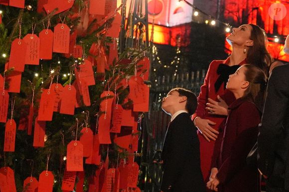 La princesse de Galles et ses enfants, la princesse Charlotte et le prince Louis, regardent les messages sur l'arbre de la gentillesse avant le service de chants de Noël Together At à l'abbaye de Westminster à Londres, au Royaume-Uni, le 6 décembre 2024. Photo by Jordan Pettitt/PA Wire/ABACAPRESS.COM