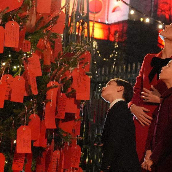 La princesse de Galles et ses enfants, la princesse Charlotte et le prince Louis, regardent les messages sur l'arbre de la gentillesse avant le service de chants de Noël Together At à l'abbaye de Westminster à Londres, au Royaume-Uni, le 6 décembre 2024. Photo by Jordan Pettitt/PA Wire/ABACAPRESS.COM
