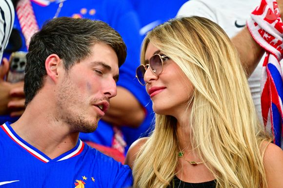 Dylan Deschamps et sa fiancée Mathilde Cappelaere dans les tribunes de la demi-finale du Championnat d'Europe de football (Euro 2024) entre l'Espagne et la France (2-1) à Munich, Allemagne, le 9 juillet 2024. © Bestimage