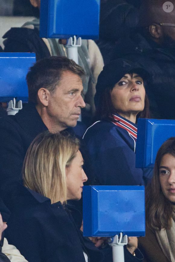 Daniel Riolo et Géraldine Maillet en tribunes du match de Ligue 1 McDonald's opposant le Paris Saint-Germain (PSG) au Racing Club de Strasbourg Alsace (4-2) au Parc des Princes à Paris, France, le 19 octobre 2024. © Cyril Moreau/Bestimage