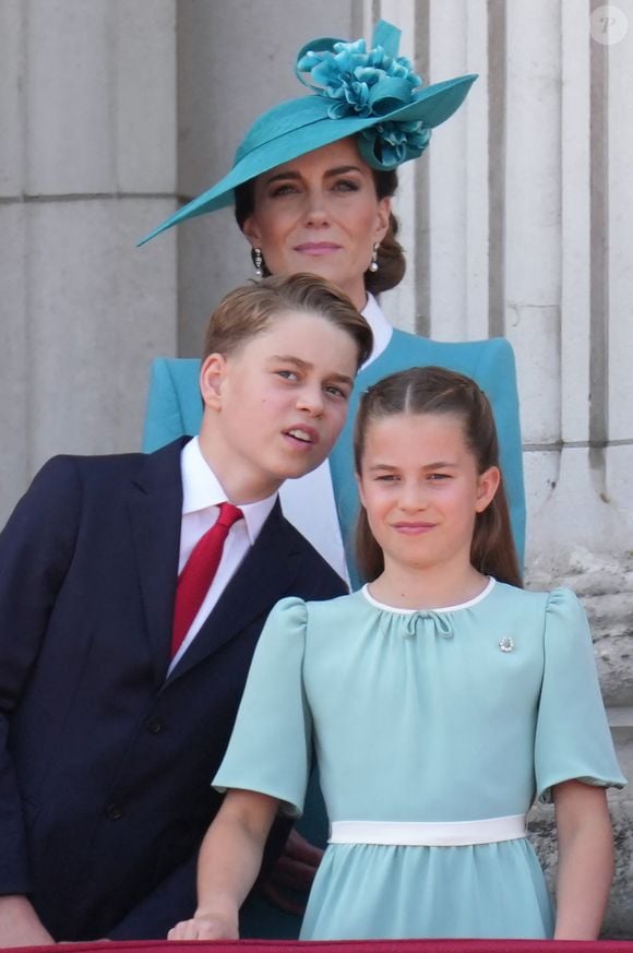 Le prince Louis de Galles, Le prince George de Galles, Catherine (Kate) Middleton, princesse de Galles, La princesse Charlotte de Galles - Les membres de la famille royale britannique au balcon de Buckingham Palace lors de la cérémonie Trooping the Colour à Londres, le 14 juin 2025. Affecté par le crash du Boeing 787 Dreamliner à Ahmedabad du 12 juin, le souverain et les officiels porteront un brassard noir en hommage aux plus de 270 victimes. Bon nombre d'elles étaient des ressortissants britanniques.
© Jams Whatling / Bestimage