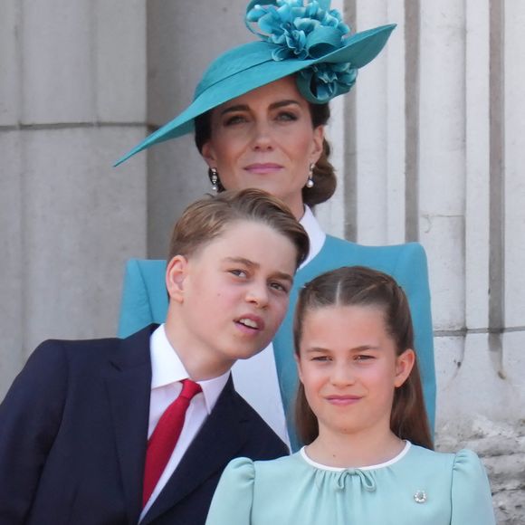 Le prince Louis de Galles, Le prince George de Galles, Catherine (Kate) Middleton, princesse de Galles, La princesse Charlotte de Galles - Les membres de la famille royale britannique au balcon de Buckingham Palace lors de la cérémonie Trooping the Colour à Londres, le 14 juin 2025. Affecté par le crash du Boeing 787 Dreamliner à Ahmedabad du 12 juin, le souverain et les officiels porteront un brassard noir en hommage aux plus de 270 victimes. Bon nombre d'elles étaient des ressortissants britanniques.
© Jams Whatling / Bestimage