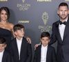 Il peut marcher dans les rayons d’un supermarché avec Antonela Roccuzzo et leurs trois enfants, Thiago, Mateo et Ciro, sans être submergé par une nuée de fans...

Lionel Messi avec sa femme Antonela Roccuzzo et ses fils Thiago Messi, Mateo Messi et Ciro Messi - Photocall de la 67ème cérémonie du Ballon d'Or au Théâtre du Chatelet à Paris le 30 octobre 2023. © Cyril Moreau/Bestimage