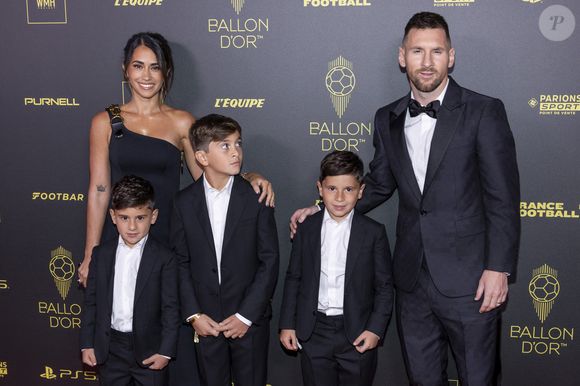 Il peut marcher dans les rayons d’un supermarché avec Antonela Roccuzzo et leurs trois enfants, Thiago, Mateo et Ciro, sans être submergé par une nuée de fans...

Lionel Messi avec sa femme Antonela Roccuzzo et ses fils Thiago Messi, Mateo Messi et Ciro Messi - Photocall de la 67ème cérémonie du Ballon d'Or au Théâtre du Chatelet à Paris le 30 octobre 2023. © Cyril Moreau/Bestimage