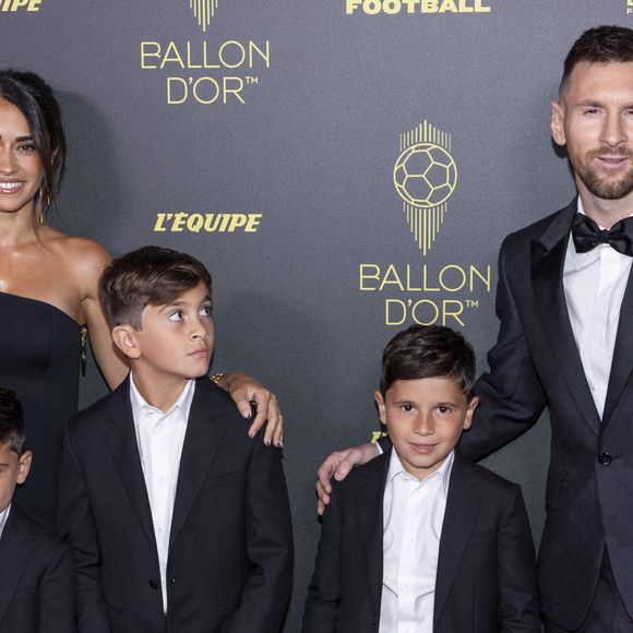 Il peut marcher dans les rayons d’un supermarché avec Antonela Roccuzzo et leurs trois enfants, Thiago, Mateo et Ciro, sans être submergé par une nuée de fans...

Lionel Messi avec sa femme Antonela Roccuzzo et ses fils Thiago Messi, Mateo Messi et Ciro Messi - Photocall de la 67ème cérémonie du Ballon d'Or au Théâtre du Chatelet à Paris le 30 octobre 2023. © Cyril Moreau/Bestimage