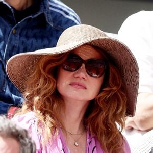 Une vie plus reculée de ce dont elle a l'habitude aujourd'hui mais qui lui fait toujours autant de bien. "Dans mon métier, je suis constamment entourée : en tournage, sur les planches... C'est très joyeux mais j'apprécie d'autant plus de retrouver, de temps en temps, la solitude et le calme", reconnaît-elle.

Marine Delterme - Célébrités dans les tribunes des internationaux de France de Roland Garros à Paris le 30 mai 2022. © Cyril Moreau - Dominique Jacovides/Bestimage