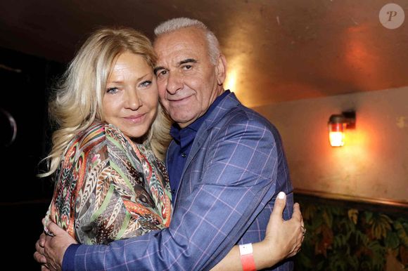 C'est à ce moment là que Sanda rentrera dans sa vie, lui redonnant l'envie de reprendre contact aves ceux qu'il aime. 

Michel Fugain avec sa femme Sanda lors de la soirée organisée pour Les 50 ans de carrière de Michel Fugain au Divan Du Monde à Paris, France, le 10 mai 2017. Photo VIM/ABACAPRESS.COM