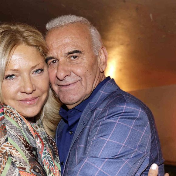 C'est à ce moment là que Sanda rentrera dans sa vie, lui redonnant l'envie de reprendre contact aves ceux qu'il aime. 

Michel Fugain avec sa femme Sanda lors de la soirée organisée pour Les 50 ans de carrière de Michel Fugain au Divan Du Monde à Paris, France, le 10 mai 2017. Photo VIM/ABACAPRESS.COM