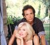 La maison reste également liée au drame de 2000, lorsque l’incendie de la propriété a coûté la vie à Alain-Philippe Malagnac et profondément marqué la chanteuse.

Archives — Amanda Lear dans sa villa de Saint-Rémy-de-Provence avec son mari Alain-Philippe Malagnac.