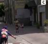 La veille, lors d'une autre étape, Romain Bardet avait donné un bidon à son fils de 4 ans venu l'encourager.

Romain Bardet lance un bidon à son fils Angus lors d'une course le 14 juin 2025 © eurosportfr
