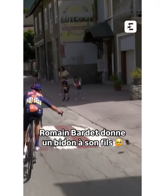 La veille, lors d'une autre étape, Romain Bardet avait donné un bidon à son fils de 4 ans venu l'encourager.

Romain Bardet lance un bidon à son fils Angus lors d'une course le 14 juin 2025 © eurosportfr