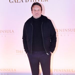 Il confie : "En dehors de l'escalade, j'ai toujours fait beaucoup de sports. Quand j'étais jeune, je pratiquais le judo, un peu le rugby, la boxe."

Samuel Le Bihan - Personnalités au gala d'hiver de l'hôtel Peninsula Paris le 27 novembre 2025.
© Rachid Bellak / Bestimage