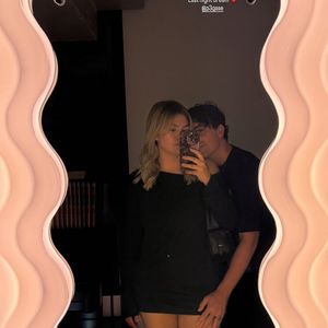 Un peu plus tard, la maman d'Esmée a dévoilé un autre cliché avec son fiancé Florian Rossi pendant un moment câlin.

Louane, Instagram