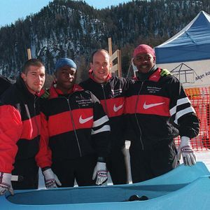 Prince Albert de Monaco, Saint-Moritz. Entraînement bobsleigh, coéquipiers, survêtement. Plan serré. AGENCE / BESTIMAGE