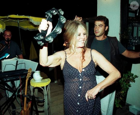 Archives - Brigitte Bardot et son mari Bernard d'Ormale lors de leur 5ème anniversaire de mariage à Saint-Tropez. Le 14 août 1997
