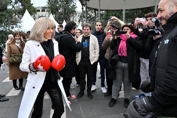 Clôture de l'opération de collecte de fonds "Pièces Jaunes", destinée à améliorer la vie des enfants hospitalisés, au Jardin Albert 1er, à Nice, France, le 7 février  2025, en présence de la Première dame française, Brigitte Macron, la présidente de la Fondation Hôpitaux de Paris-Hôpitaux de France, du sélectionneur de l'équipe de France de football, Didier Deschamps le parrain de l'opération Pièces Jaunes, de Christian Estrosi, le maire de Nice, sa femme, Laura Tenoudji Estrosi, d'Anne Barrère, la vice-présidente de la Fondation Hôpitaux de Paris-Hôpitaux de France, Philippe Wahl, le président-directeur général du Groupe La Poste, de José Cobos, ancien capitaine de l'OGC Nice et conseiller municipal de la ville de Nice délégué à l'évènementiel sportif, et du compositeur du morceau caritatif "Les P'tits Soleils", l'hymne des Pièces Jaunes, John Mamann. Ce titre a été chanté sur la scène par Eugie, Sab, Julien Esmée, Vernis Rouge... et les personnalités. Mme Macron et Didier Deschamps ont fait, comme à leur habitude, le tour des diffèrents stands des associations et des partenaires, comme Carrefour, la Fondrtion Lenval, le CHU, la Poste et la Banque de France où ils ont fait la pesée des pièces jaunes... mais l'arrêt le plus surprenant fut sur le stand du Nice Azur Boxe où le coach des Bleus et Mme Macron n'ont pas hésité à mettre les gants pour quelques échanges avec les boxeurs présents.  © Bruno Bebert/Bestimage