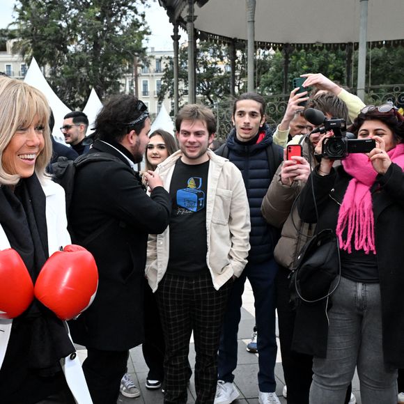 Clôture de l'opération de collecte de fonds "Pièces Jaunes", destinée à améliorer la vie des enfants hospitalisés, au Jardin Albert 1er, à Nice, France, le 7 février  2025, en présence de la Première dame française, Brigitte Macron, la présidente de la Fondation Hôpitaux de Paris-Hôpitaux de France, du sélectionneur de l'équipe de France de football, Didier Deschamps le parrain de l'opération Pièces Jaunes, de Christian Estrosi, le maire de Nice, sa femme, Laura Tenoudji Estrosi, d'Anne Barrère, la vice-présidente de la Fondation Hôpitaux de Paris-Hôpitaux de France, Philippe Wahl, le président-directeur général du Groupe La Poste, de José Cobos, ancien capitaine de l'OGC Nice et conseiller municipal de la ville de Nice délégué à l'évènementiel sportif, et du compositeur du morceau caritatif "Les P'tits Soleils", l'hymne des Pièces Jaunes, John Mamann. Ce titre a été chanté sur la scène par Eugie, Sab, Julien Esmée, Vernis Rouge... et les personnalités. Mme Macron et Didier Deschamps ont fait, comme à leur habitude, le tour des diffèrents stands des associations et des partenaires, comme Carrefour, la Fondrtion Lenval, le CHU, la Poste et la Banque de France où ils ont fait la pesée des pièces jaunes... mais l'arrêt le plus surprenant fut sur le stand du Nice Azur Boxe où le coach des Bleus et Mme Macron n'ont pas hésité à mettre les gants pour quelques échanges avec les boxeurs présents.  © Bruno Bebert/Bestimage