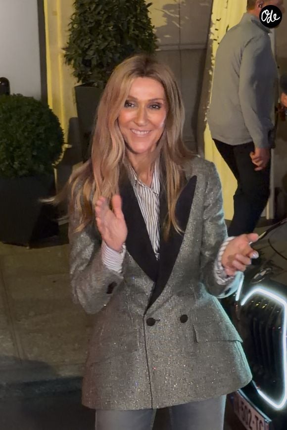 Céline Dion, de retour d'une séance intense de répétitions, prend le temps de saluer ses fans devant l'hôtel Royal Monceau à Paris le 7 septembre 2026 © Lea Vieillot / Bestimage