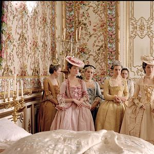 Mis à l'abri par la reine au moment de la Révolution française, les bracelets ont ensuite été transmis à ses descendants en Autriche.
Kirsten Dunst sur le tournage de "Marie-Antoinette". Agence/BestImage