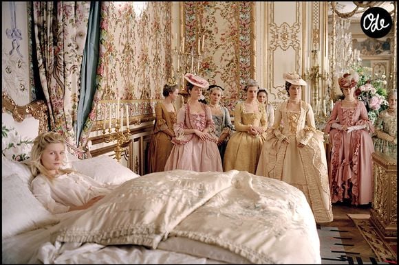 Mis à l'abri par la reine au moment de la Révolution française, les bracelets ont ensuite été transmis à ses descendants en Autriche. 

Kirsten Dunst sur le tournage de "Marie-Antoinette". Agence/BestImage