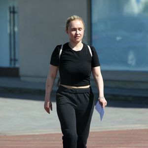 Hayden Panettiere va s'acheter une paire de lunettes avec un ami à Malibu le 7 avril 2022. 

Backgrid USA / Bestimage