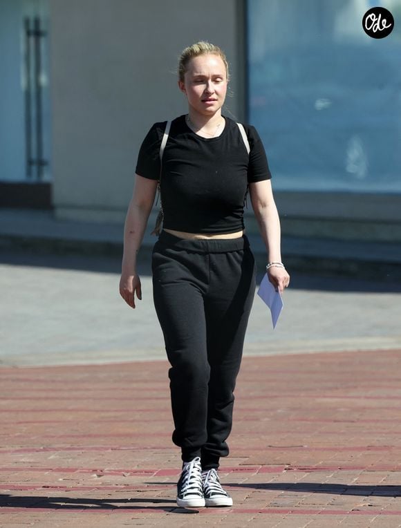 Hayden Panettiere va s'acheter une paire de lunettes avec un ami à Malibu le 7 avril 2022. 

Backgrid USA / Bestimage