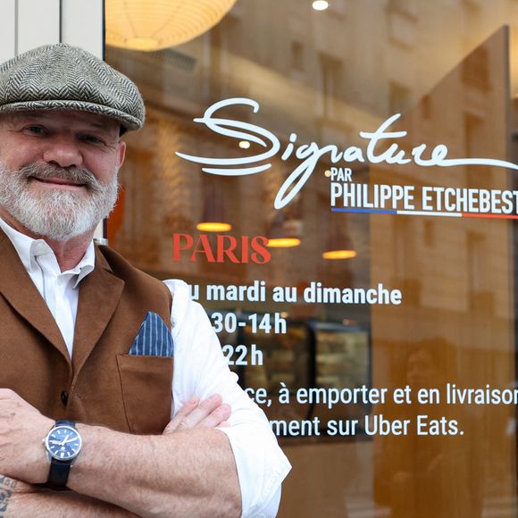 On parle là d'un kiosque estival "Signature" 100 % street-food. 

Exclusif - Le chef Philippe Etchebest - Le chef Philippe Etchebest ouvre son restaurant éphémère "Signature" du 9 au 30 octobre au 25 rue Sedaine à Paris dans le 11ème arrondissement le 8 octobre 2025. © Jean-Marc Lhomer/Bestimage