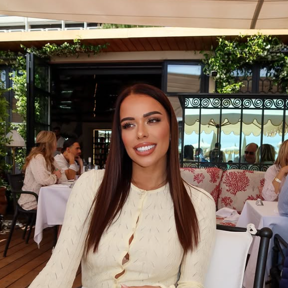 "Non, je ne suis pas en couple avec Thibault. Il ne s'est rien passé, nous avons juste passé une bonne soirée ensemble, rien de plus ordinaire finalement"

Clémence, agent immobilier de luxe, sur Instagram