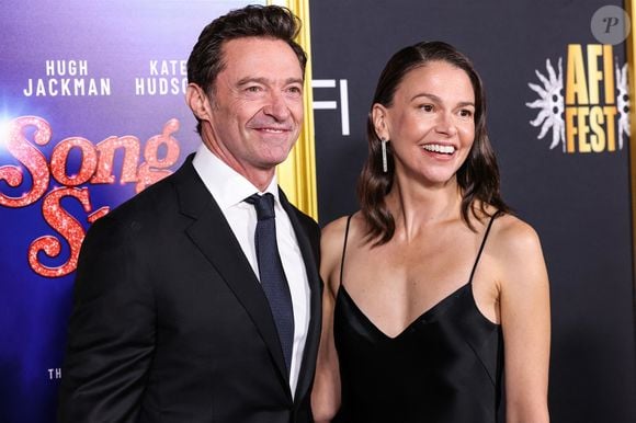 C'est la première fois depuis le début de leur relation que le couple s'affiche publiquement.

 Hugh Jackman et Sutton Foster à la première du gala de clôture de "Song Sung Blue" à Los Angeles, le 26 octobre 2025.

Photo : Backgrid USA / Bestimage