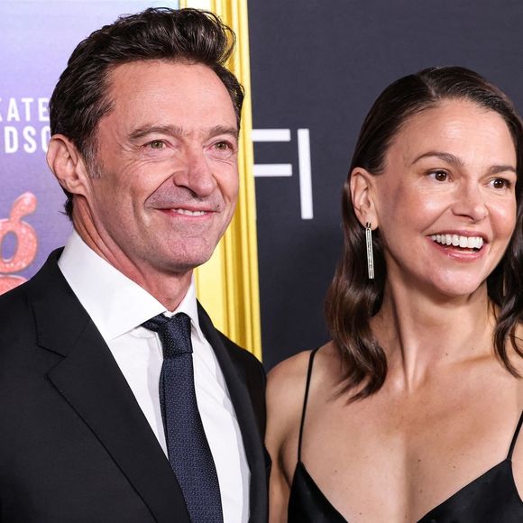C'est la première fois depuis le début de leur relation que le couple s'affiche publiquement.

 Hugh Jackman et Sutton Foster à la première du gala de clôture de "Song Sung Blue" à Los Angeles, le 26 octobre 2025.

Photo : Backgrid USA / Bestimage