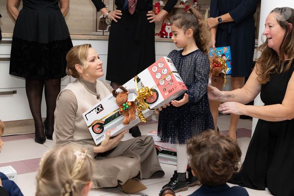 Cette semaine, ils ont aussi célébré les 11 ans de leurs jumeaux avec de nouveaux clichés dévoilés

Le prince Albert II de Monaco et la princesse Charlène de Monaco assistent au spectacle de Noël à la crèche de la Croix-Rouge Rosine Sanmori et participent à la traditionnelle distribution de cadeaux de Noël à Monaco. Photo par Olivier Huitel / Pool Monaco / Bestimage