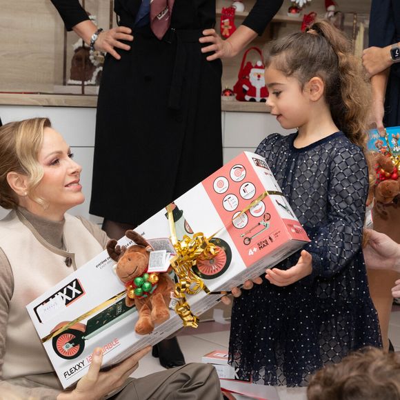 Cette semaine, ils ont aussi célébré les 11 ans de leurs jumeaux avec de nouveaux clichés dévoilés

Le prince Albert II de Monaco et la princesse Charlène de Monaco assistent au spectacle de Noël à la crèche de la Croix-Rouge Rosine Sanmori et participent à la traditionnelle distribution de cadeaux de Noël à Monaco. Photo par Olivier Huitel / Pool Monaco / Bestimage