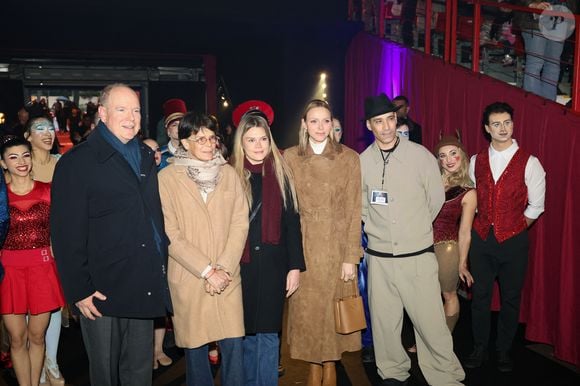 Des artistes venus du monde entier participent à ce spectacle à la fois poétique et spectaculaire.

Le prince Albert II de Monaco, La princesse Charlène de Monaco, La princesse Stéphanie de Monaco, Camille Gottlieb lors du spectacle Monaco sous les Etoiles, sous le chapiteau de Fontvieille à Monaco, le 22 décembre 2025. 
© Claudia Albuquerque / Bestimage